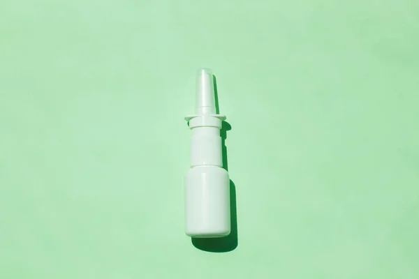 Біла медична пляшка для розпилення носа, засіб від алергії та нежить, простудних захворювань, вірусних захворювань . — стокове фото