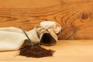 Öğütülmüş kahve, vücut fırçalama, karışık şeker, yağ, esansiyel bir cam kavanoz. Peeling için ev yapımı kozmetik, spa bakımı, kopyalama alanı