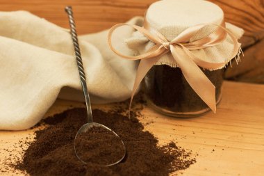 Öğütülmüş kahve, vücut fırçalama, karışık şeker, yağ, esansiyel bir cam kavanoz. Peeling için ev yapımı kozmetik, spa bakımı, kopyalama alanı