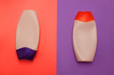 Güzellik, dekoratif kozmetik şişeleri. Pembe ve mor renkler arka plan, düz yatıyordu, üst görünüm, minimalist pop-art tarzı