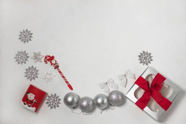 Kırmızı ve gümüş süslemeleri Noel kompozisyon, kurdele yay ile hediye kutusu, yatık.