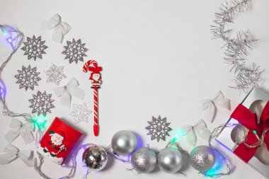 Kırmızı ve gümüş süslemeleri Noel kompozisyon, kurdele yay ile hediye kutusu, yatık.