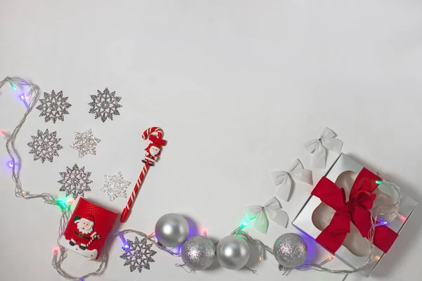 Weihnachtliche Komposition aus rotem und silbernem Dekor, Geschenkbox mit Schleife, Flatlay. — Stockfoto