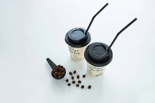 Papper kaffekopp från Coffee Shop med kaffebönor nära fönstret. Livsstilskoncept. — Stockfoto