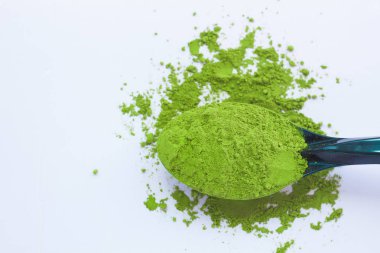 Pudralı matcha yeşil çay ile bir kaşık, ışık arka plan izole, kopya alanı, üst görünümü.