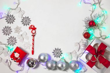 Kırmızı ve gümüş süslemeleri Noel kompozisyon, kurdele yay ile hediye kutusu, yatık.