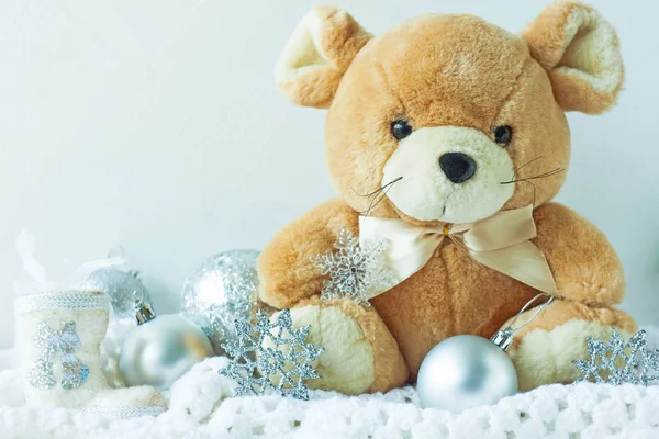 Metal Gümüş renklerde Noel kartı. Yeni yıl 2020 sembolü, şerit yay ile sevimli yumuşak sıçan, yılbaşı süslemeleri