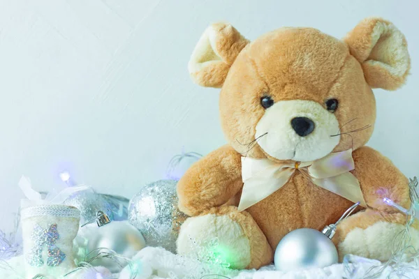 Metal Gümüş renklerde Noel kartı. Yeni yıl 2020 sembolü, şerit yay ile sevimli yumuşak sıçan, yılbaşı süslemeleri