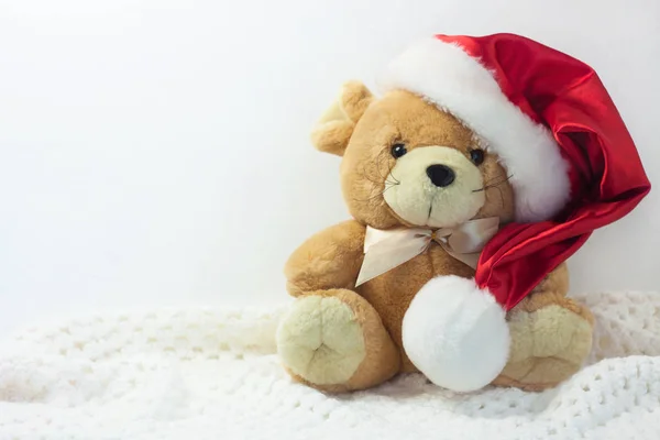 Weihnachtskarte mit dem Symbol des Jahres 2020, einer Ratte mit rotem Weihnachtsmann-Hut auf weißem Hintergrund. — Stockfoto