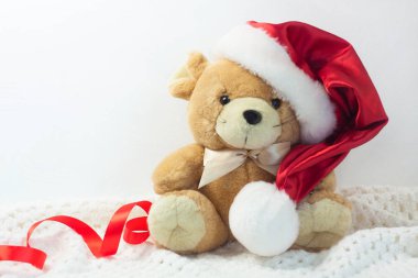 Yıl 2020 sembolü ile Noel kartı beyaz bir arka planda kırmızı bir Santa şapka bir sıçan.