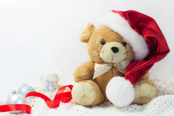 Weihnachtskarte mit dem Symbol des Jahres 2020, einer Ratte mit rotem Weihnachtsmann-Hut auf weißem Hintergrund. — Stockfoto