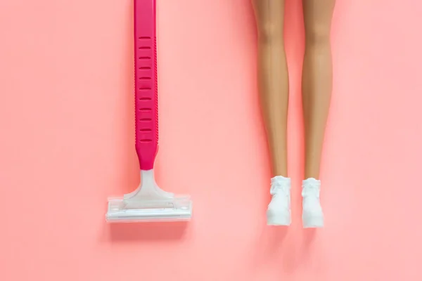 Máquina de afeitar desechable para mujeres sobre un fondo pastel rosa, plano, espacio de copia . — Foto de Stock