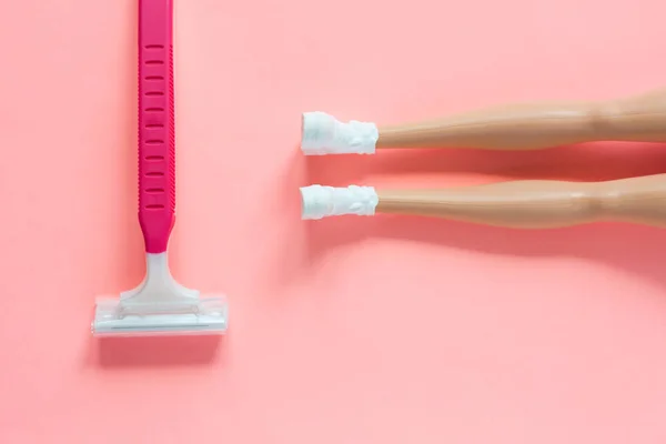 Máquina de afeitar desechable para mujeres sobre un fondo pastel rosa, plano, espacio de copia . — Foto de Stock