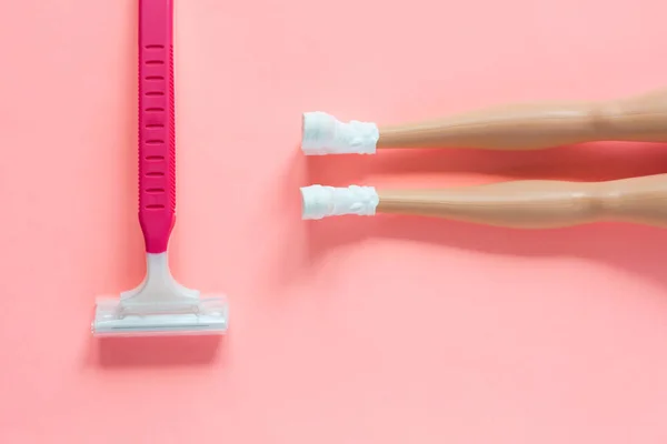 Disposable shaving machine for women on a pink pastel background, flatley, copy space. — Stock Photo, Image