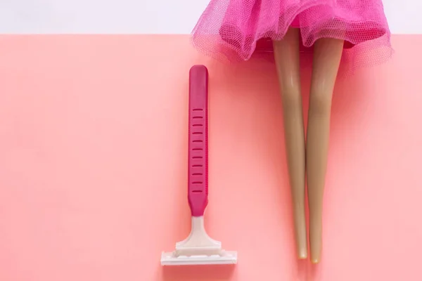 Máquina de afeitar desechable para mujeres sobre un fondo pastel rosa, plano, espacio de copia . — Foto de Stock