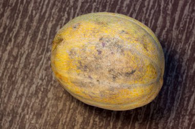 Yara izi benzeri yapısı ile çirkin şekilli kavun, beyaz arka plan üzerinde çizik