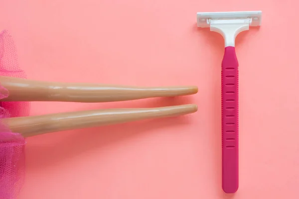 Máquina de afeitar desechable para mujeres sobre un fondo pastel rosa, plano, espacio de copia . — Foto de Stock