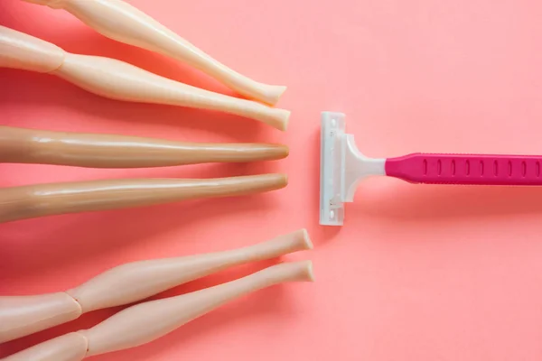 Máquina de afeitar desechable para mujeres sobre un fondo pastel rosa, plano, espacio de copia . — Foto de Stock