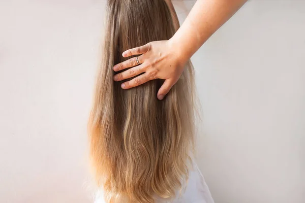 Cute girl with long blond hair. Back view of little girlie looking on side. Isolated on light background. — Stock Photo, Image