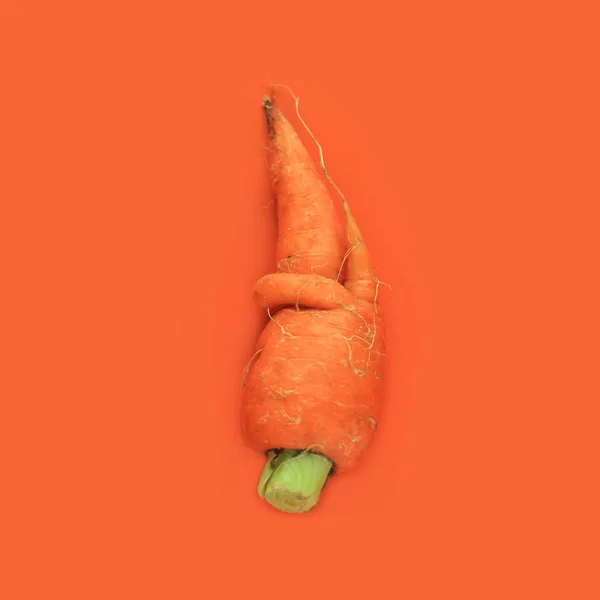 Wzór marchwi na pomarańczowym tle, widok z góry. Warzywa surowe, wegańskie, brzydkie pojęcie żywności, flatlay. — Zdjęcie stockowe