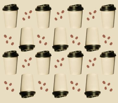 Kahve gitmek, fotoğraf yapılmış düzenli desen. Siyah kapaklı Kraft kağıt bardaklar. Yaşam tarzı kavramı.