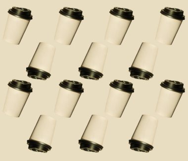 Kahve gitmek, fotoğraf yapılmış düzenli desen. Siyah kapaklı Kraft kağıt bardaklar. Yaşam tarzı kavramı.