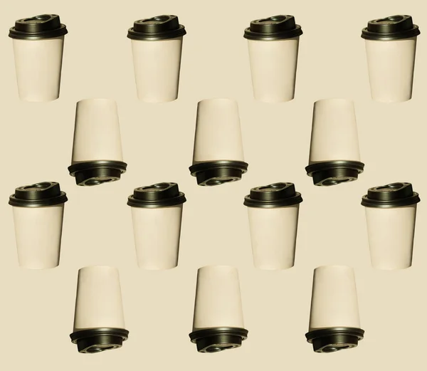 Koffie te gaan, regelmatig patroon gemaakt van fotografie. Kraft papieren bekers met zwarte deksels. Lifestyle concept. — Stockfoto
