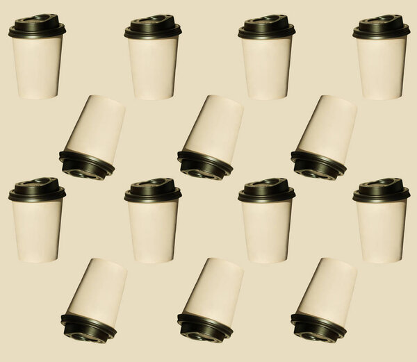 Кофе на вынос, обычный рисунок из фотографии. Крафт бумажные стаканчики с черными крышками. Концепция образа жизни
.