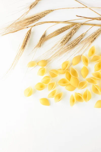 Pasta Espiguillas Trigo Sobre Fondo Blanco Recetas Comida Italiana Alimentación — Foto de Stock