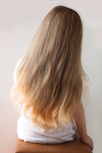 Nettes Mädchen mit langen blonden Haaren. Rückseite von Little Girlie Looki — Stockfoto