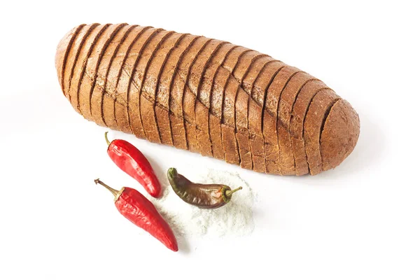 Chleb żytni z czerwoną papryczką chili i solą na białym tle. — Zdjęcie stockowe