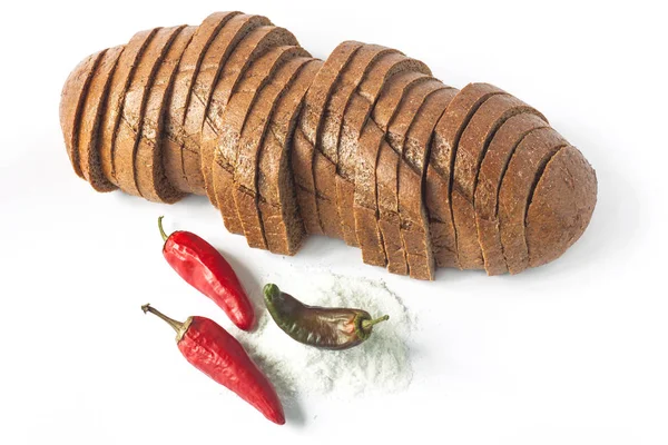 Chleb żytni z czerwoną papryczką chili i solą na białym tle. — Zdjęcie stockowe