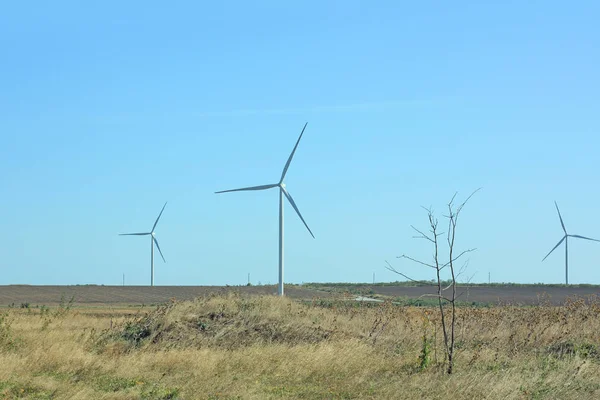 自然背景上的风力涡轮机能量转换器. — 图库照片
