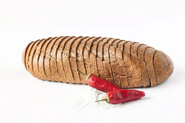 Житній хліб з перцем червоного чилі та сіллю на білому фоні ізольовані . — стокове фото