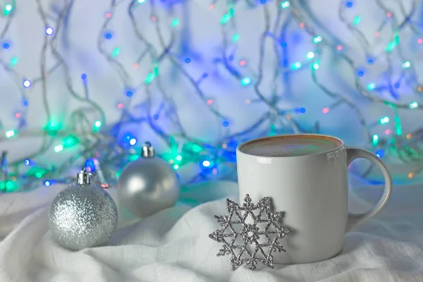 Świąteczna Filiżanka Kawy Dekoracjami Tle Nowego Roku Karta Ferie Zimowe — Zdjęcie stockowe