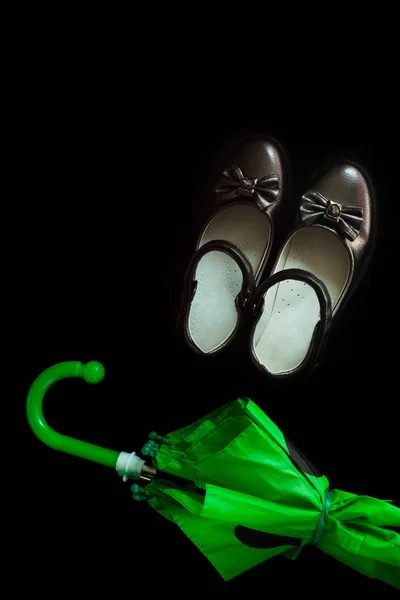 Botas negras para niños sobre fondo blanco. Zapatos de uniforme escolar para niñas . —  Fotos de Stock