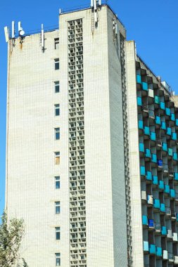 Eski Sovyet yüksek katlı binası. Antik mimariye sahip kapalı spa tesisi.