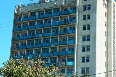 Eski Sovyet yüksek katlı binası. Antik mimariye sahip kapalı spa tesisi.