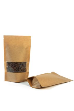 Ahşap bir arka plan üzerinde kahve çekirdekleri ön görünümü ile Kahverengi kraft kağıt kese çanta.