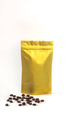 Beyaz arka planda izole edilmiş boş folyo poşet torbası.