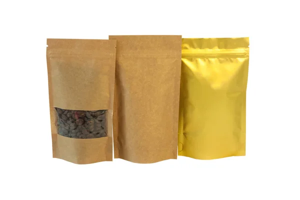 Pochette en papier kraft brun sacs vue de face isolé sur un fond blanc. Modèle de modèle d'emballage pour les aliments et les marchandises . — Photo