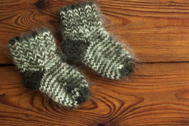 Hygge Flatlay. Ahşap arka planda yün çoraplar fotokopi alanı ile üst görünüm.