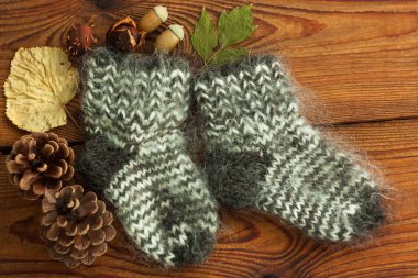 Hygge Flatlay. Ahşap arka planda yün çoraplar fotokopi alanı ile üst görünüm.