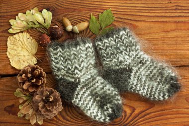 Hygge Flatlay. Ahşap arka planda yün çoraplar fotokopi alanı ile üst görünüm.