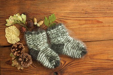 Hygge Flatlay. Ahşap arka planda yün çoraplar fotokopi alanı ile üst görünüm.