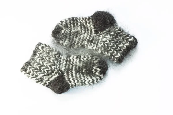 Hygge flatlay. Calcetines de lana en una vista superior de fondo blanco con espacio para copiar . — Foto de Stock