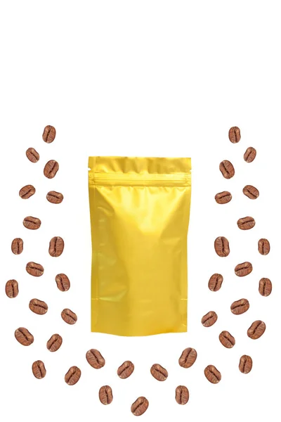Pochettes métallisées dorées vue de face isolées sur fond blanc. Modèle de modèle d'emballage pour les aliments et les marchandises . — Photo