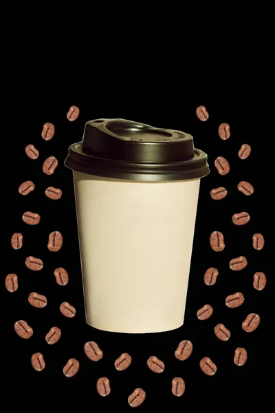 Бумажная чашка с сердечной формы кофейные зерна изолированы на черном фоне . — стоковое фото