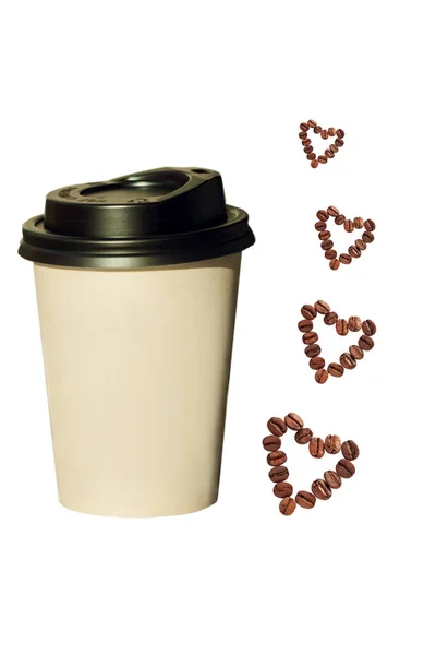 Бумажная чашка с сердечной формы кофейных зерен изолированы на белом фоне . — стоковое фото
