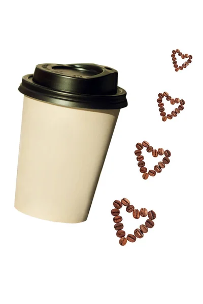 Бумажная чашка с сердечной формы кофейных зерен изолированы на белом фоне . — стоковое фото
